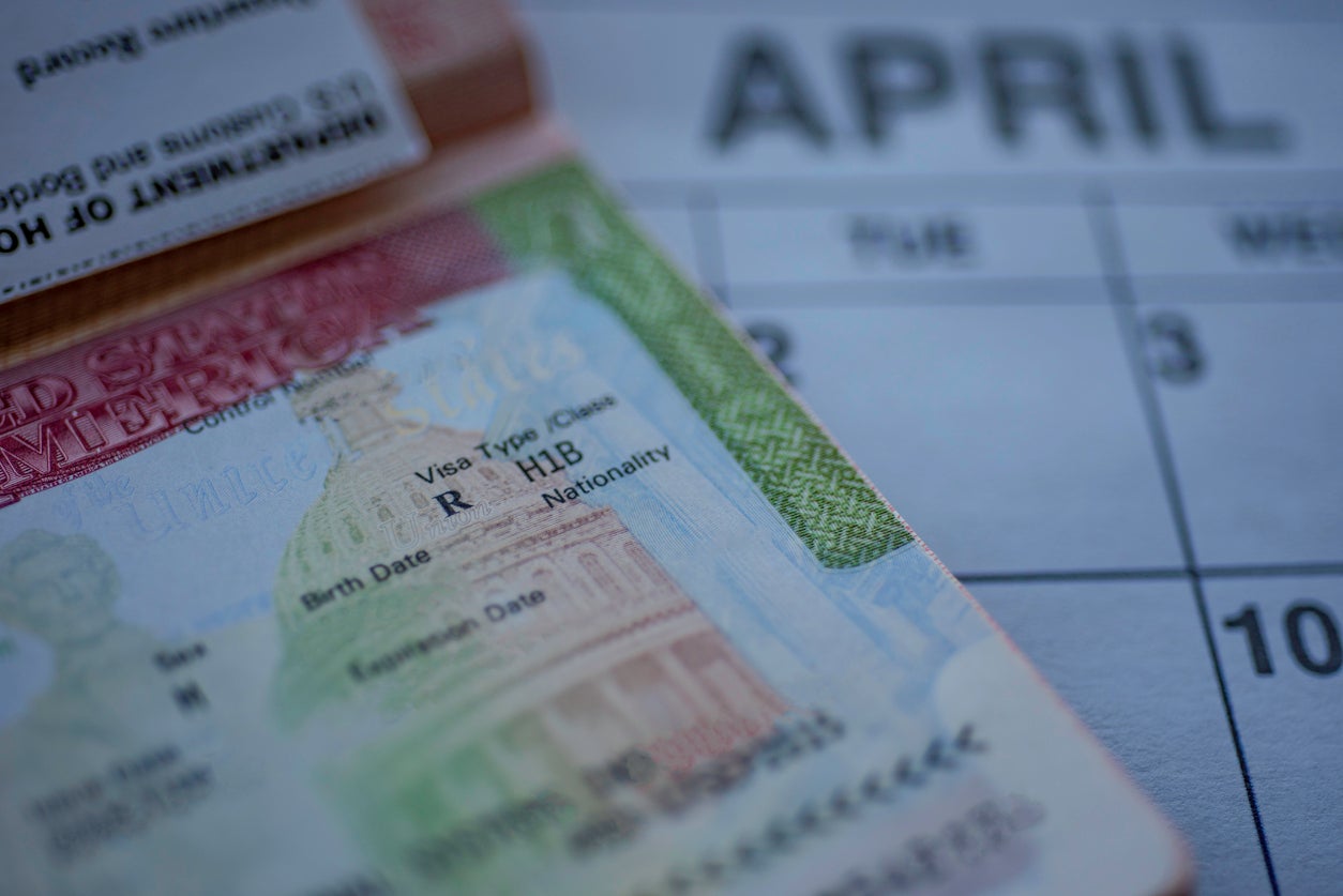 El sello de visa H-1B para trabajadores especiales vistos en el pasaporte de pasajeros como una Casa Blanca en la que la Casa Blanca aprobó el programa para reformar el programa a través del cual han sido galardonados.
