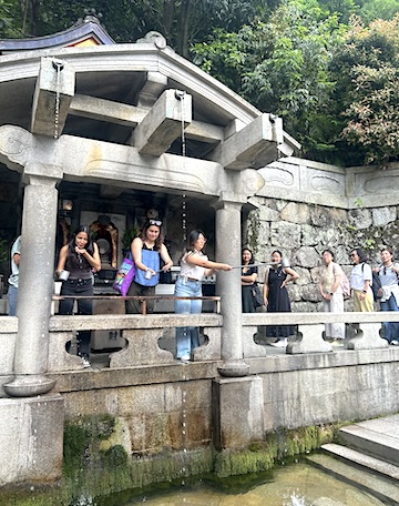 Estudiantes en el programa de contexto de Japón de Saver College