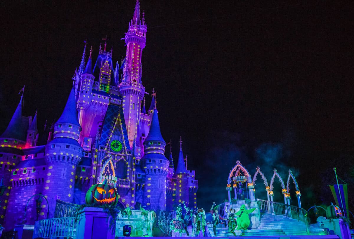 Por la noche, un palacio brillante está decorado con una luz colorida y estimaciones de Halloween, incluido un gran Jack O-O-Laltin, mientras que el actor de Hawks Fox se reúne cerca de la entrada del fuerte a Disney Park.