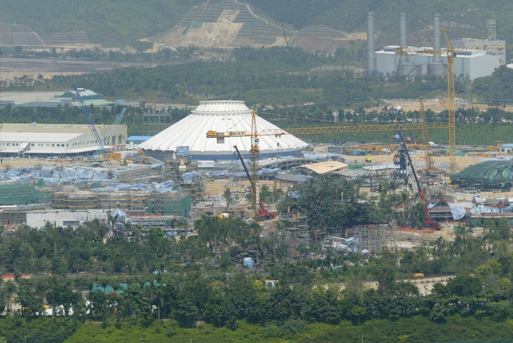 Hong Kong Disneyland en construcción en 2004. Foto: Archivos SCMP Hong Kong Disneyland en construcción en 2004. Foto: Archivos SCMP