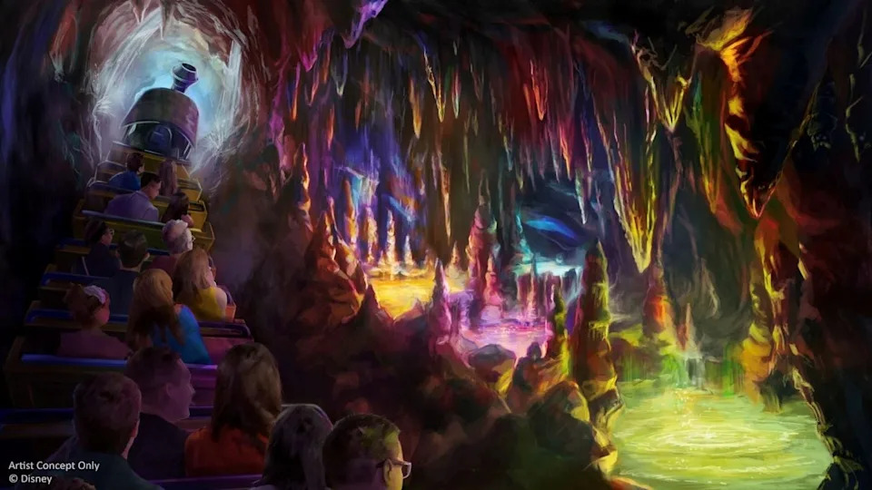 El concepto de montaña rusa en la cueva de color