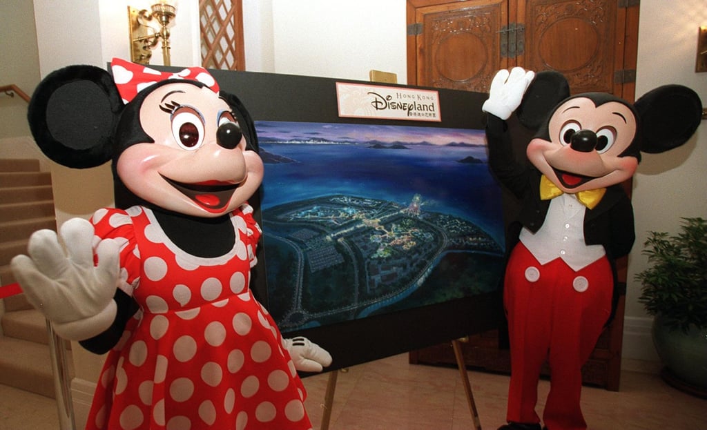 Mani y Mickey Mouse ganaron en 1999, en Penny Bay, Isla Lanto, con una oferta planificada de Hong Kong Disneyland. Foto: Archivos SCMP Mani y Mickey Mouse ganaron en 1999, en Penny Bay, Isla Lanto, con una oferta planificada de Hong Kong Disneyland. Foto: Archivos SCMP