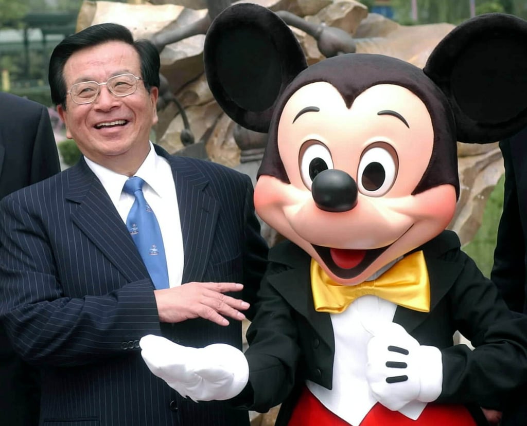 El vicepresidente chino Zheng Chinghong posa con Mickey Mouse en la gran ceremonia de inauguración de Hong Kong Disneyland. Fotos de archivo: AP a través de Xinhua El vicepresidente chino Zheng Chinghong posa con Mickey Mouse en la gran ceremonia de inauguración de Hong Kong Disneyland. Fotos de archivo: AP a través de Xinhua