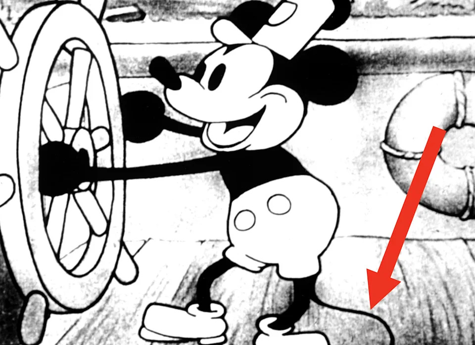 Mickey Mouse en la rueda de un barco, sonriendo