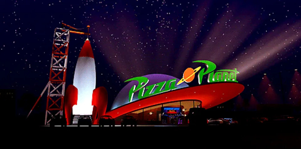 Entrada de Pizza Planet con un cohete e indicador brillante, ubicado contra el cielo de Tarimi