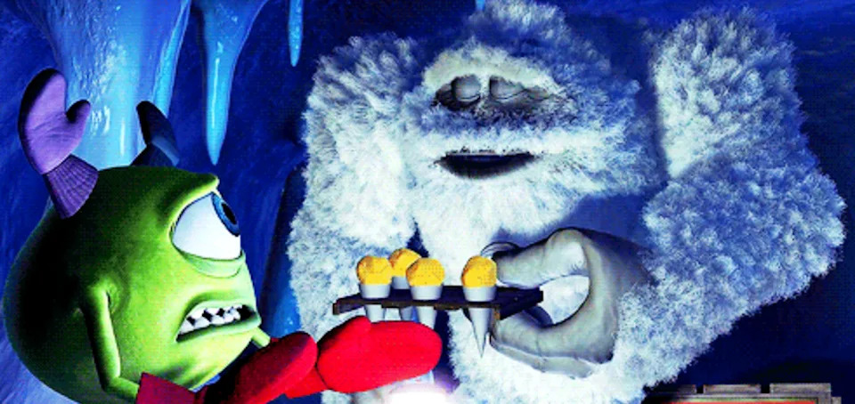 Personaje dinámico Mike y Makrooh Snowman "Monsters, Inc." Con un cono de nieve en una secuencia helada