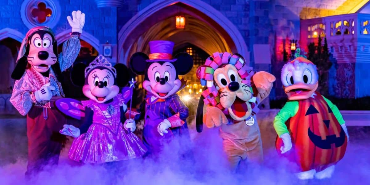 Mikey, Mini, Donald, Plutón y Mickey's Sky Halloween Party