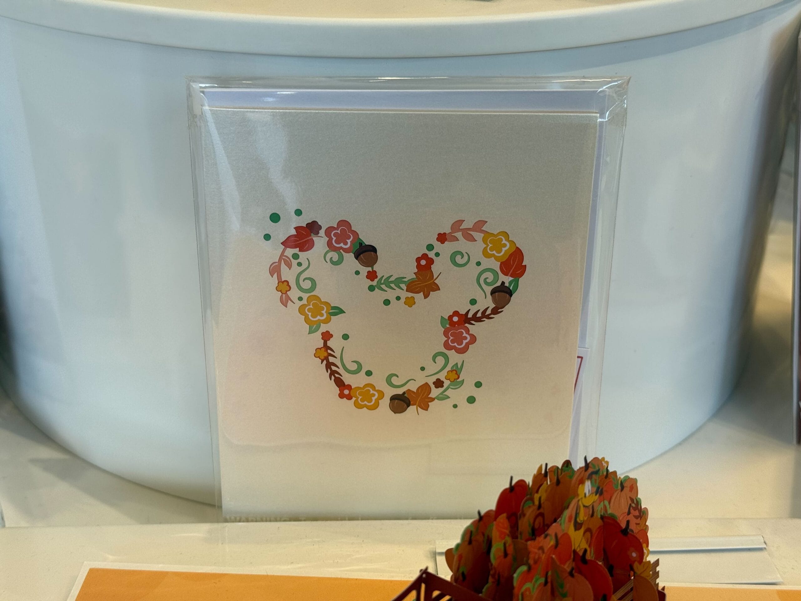 Al igual que la cabeza de Mickey Mouse, una tarjeta de diseño de flores, que se muestra directamente en el embalaje transparente.