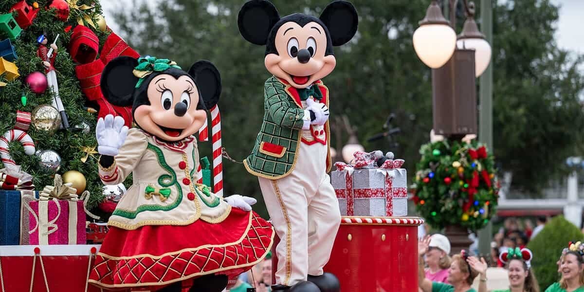 El Desfile del Día de Navidad de Disney World en el que Mickey y la mini ola de ratón en la multitud.