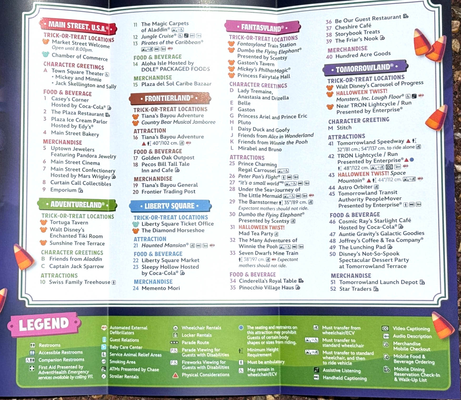 El colorido mapa de la guía de eventos de Mickey para una fiesta, tratamiento y atracciones de Halloween tan horribles en las partes de Temedar Park.
