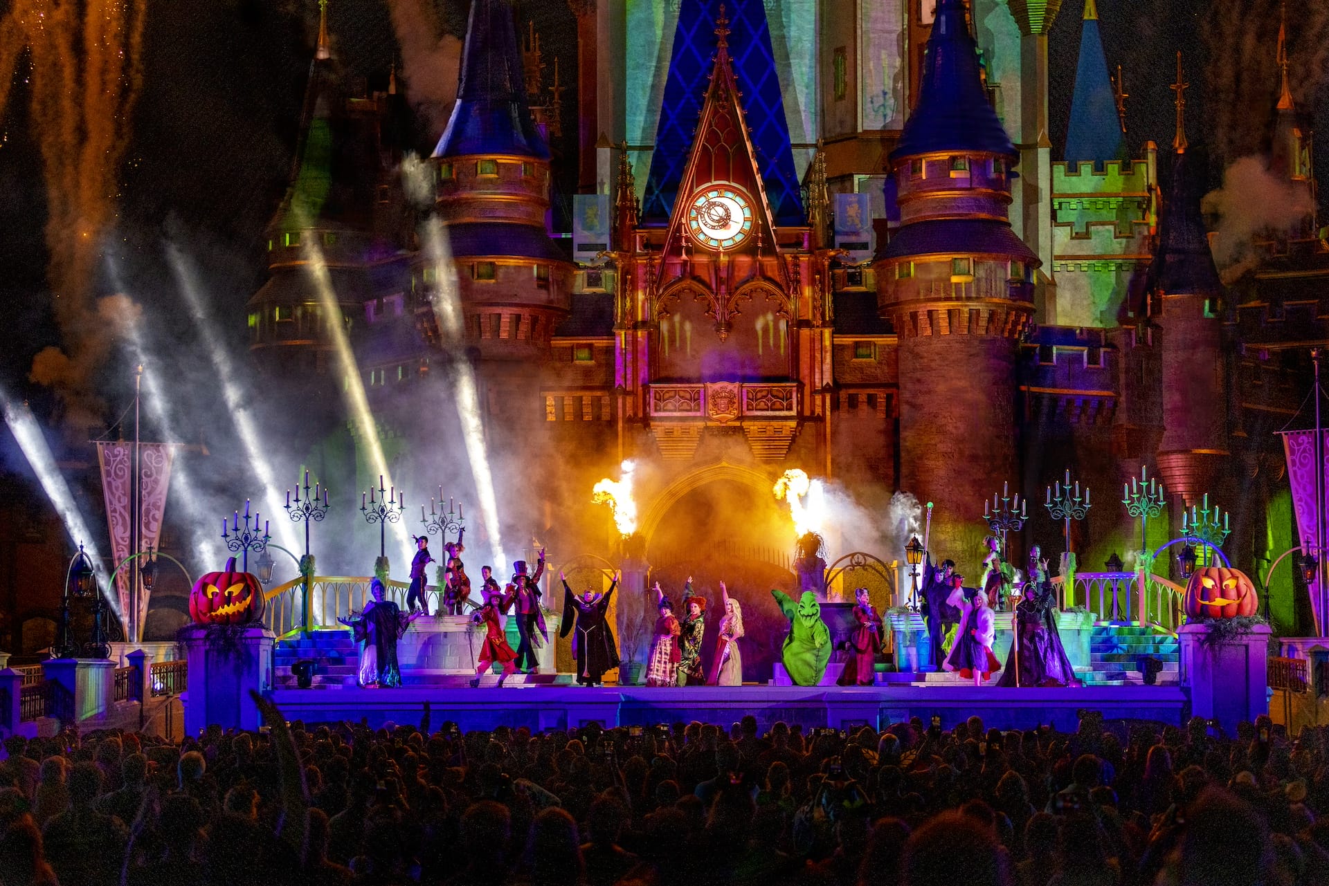 Disney Villen hizo una decoración emocionante y festiva en una etapa del palacio en la fiesta de Halloween de Mikey.
