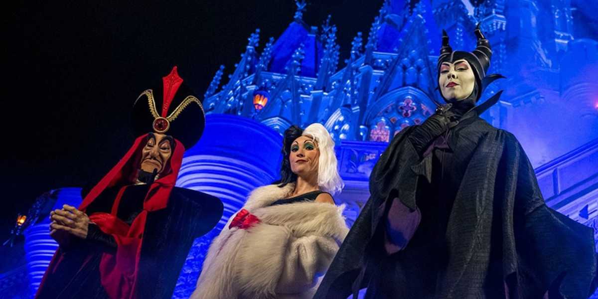 Durante la fiesta de Halloween de Disney, tres villanos clásicos de Disney, Jafar, Karela Dewell y Melphsant, se paran frente a un fuerte brillante y aterrador por la noche.