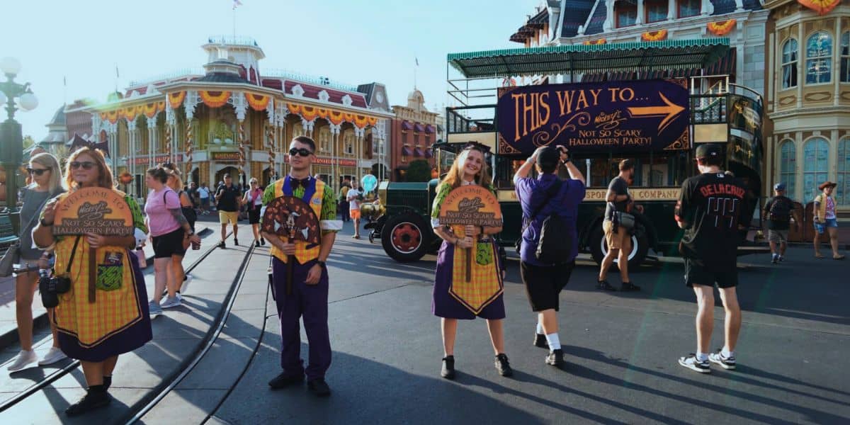 Los miembros del elenco de Disney dan la bienvenida a los invitados cuando ingresan a la fiesta de Halloween tan aterradora de Makki a través de Magic Kingdom.