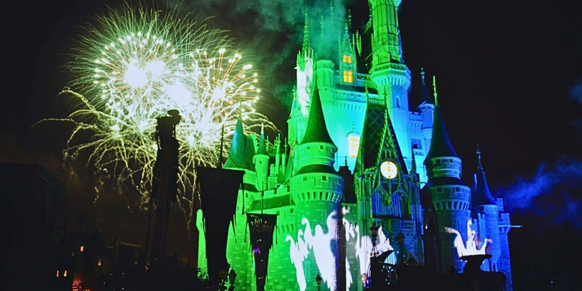 Por la noche, un fuerte de luz brillante con colores verde y azul, brillante con un espectáculo de luces mágicas. Los fuegos artificiales irrumpieron en el cielo, lanzando un colorido reflejo en la Torre del Palacio. A la vanguardia, la sal de los alegres visitantes y los miembros del elenco de Disney son visibles.