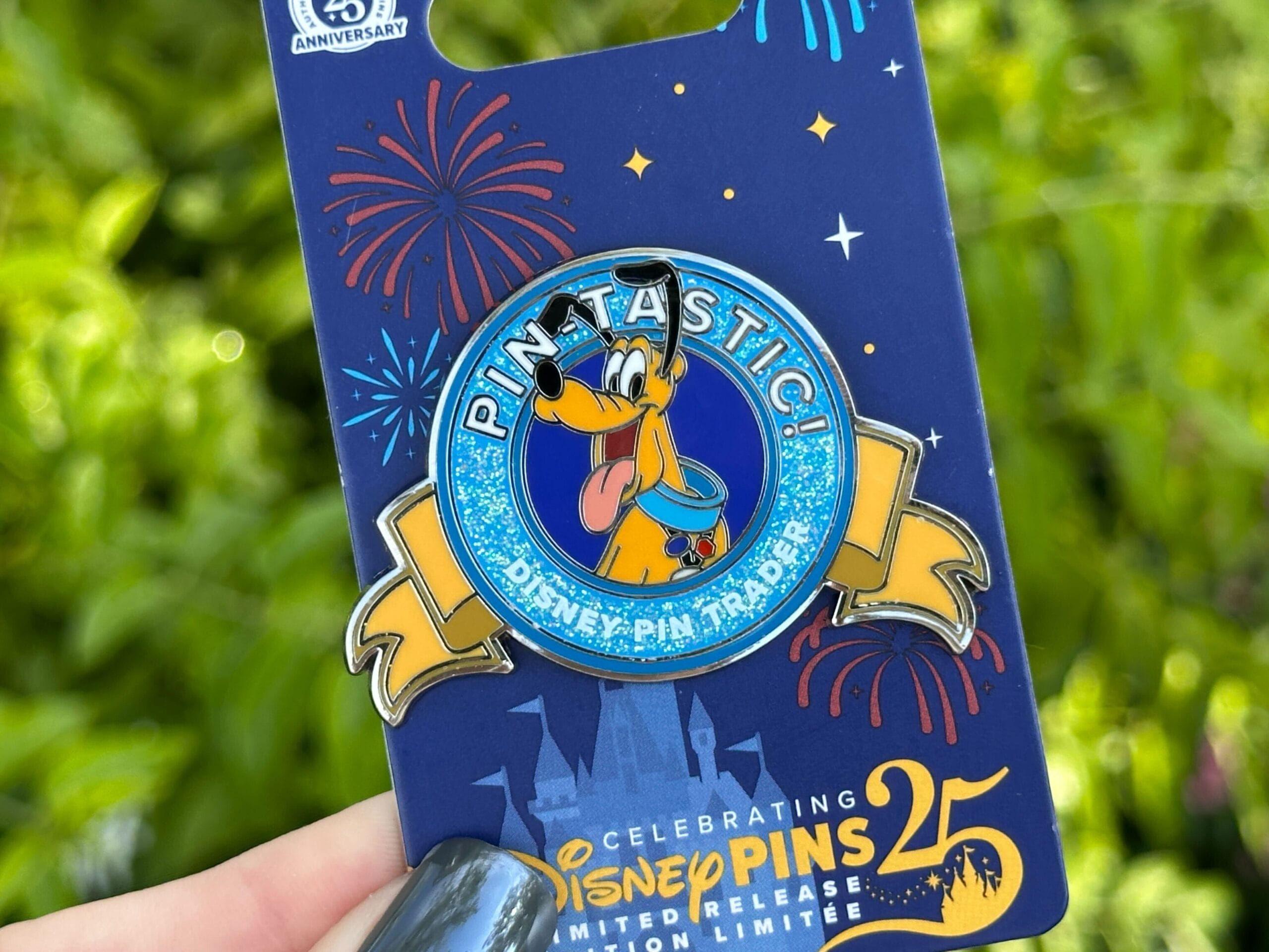 Un pin de Disney World que presenta a Plutón y 