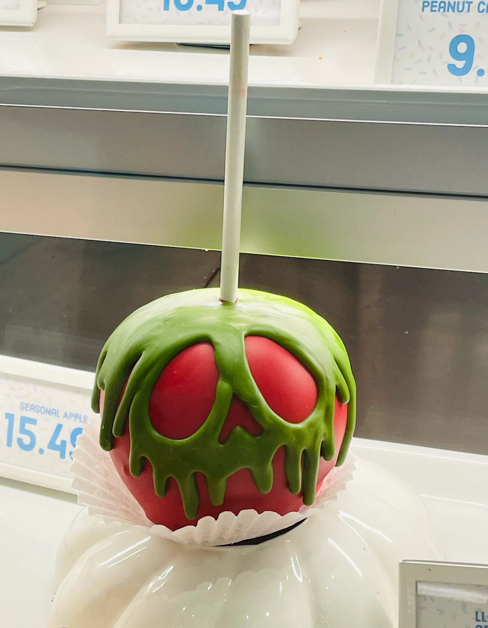 Estilos de manzana de dulces con una calle verde que goteaba que es como una cara de miedo, que se muestra en una tienda