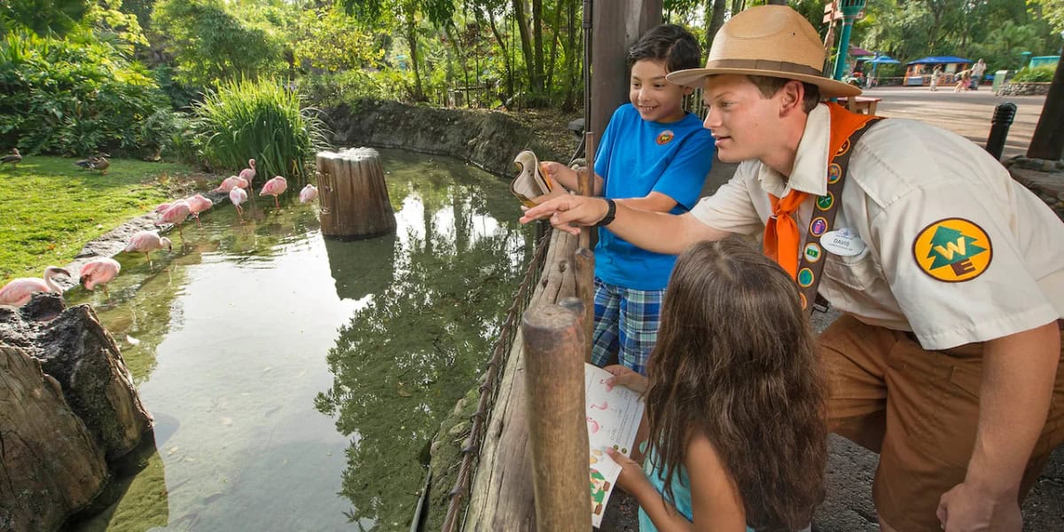 Invitado con un miembro del elenco en la experiencia de Explorer de Wilder