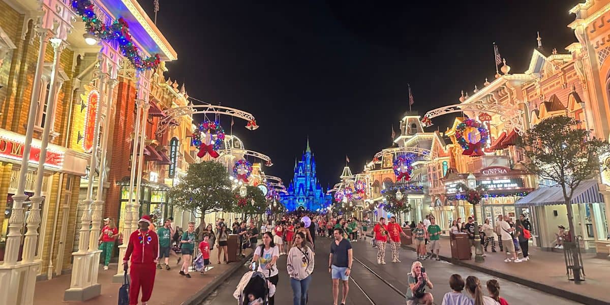 Main Street, EE.UU. durante la fiesta de Navidad de Mickey's en Magic Kingdom en Walt Disney World Resort.