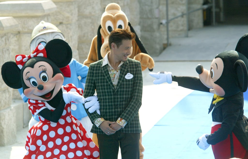 El cantante de Kentopup, actor y portavoz de Disneyland, Jackie Cheong (Centro) asistió a la ceremonia de Toping de Hong Kong Disneyland Castle el 23 de septiembre de 2004. Foto: Archivos SCMP El cantante de Kentopup, actor y portavoz de Disneyland, Jackie Cheong (Centro) asistió a la ceremonia de Toping de Hong Kong Disneyland Castle el 23 de septiembre de 2004. Foto: Archivos SCMP