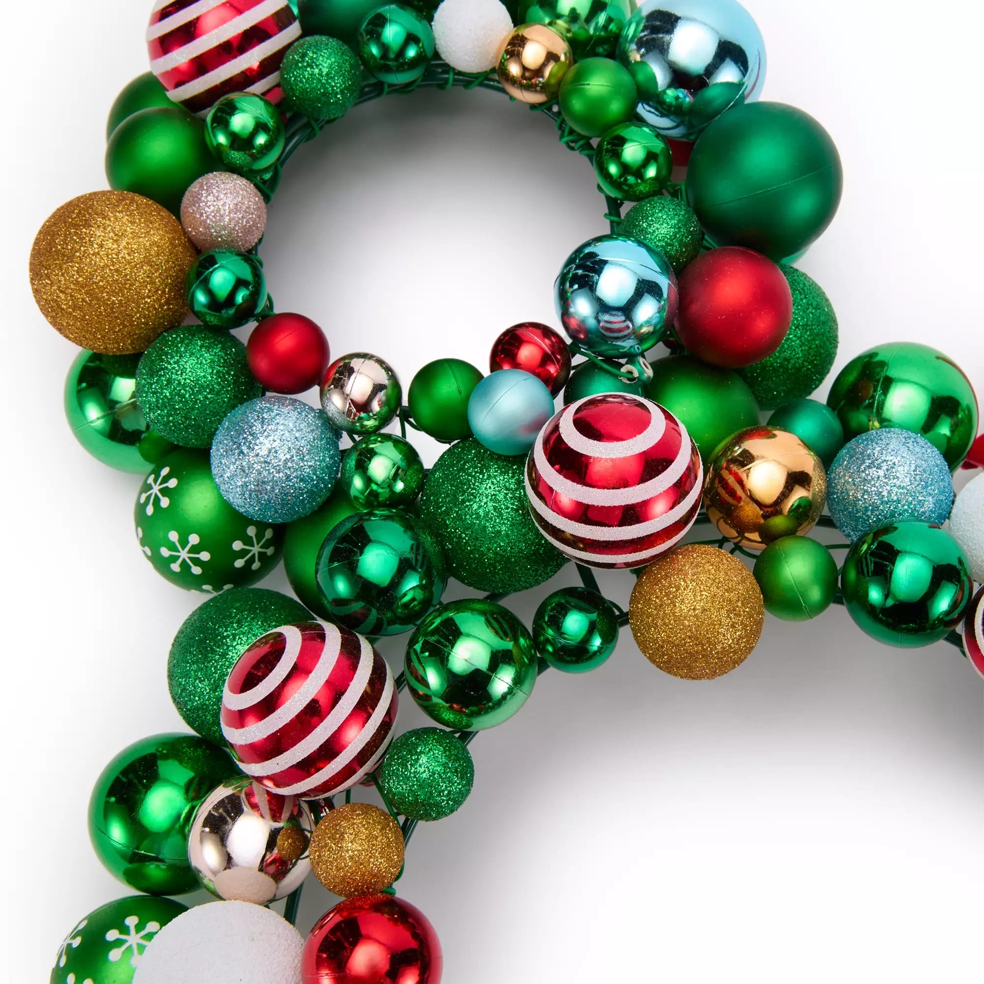 La tienda de Disney está equipada con una corona festiva, roja, verde, dorada y azul de la colección de Navidad.