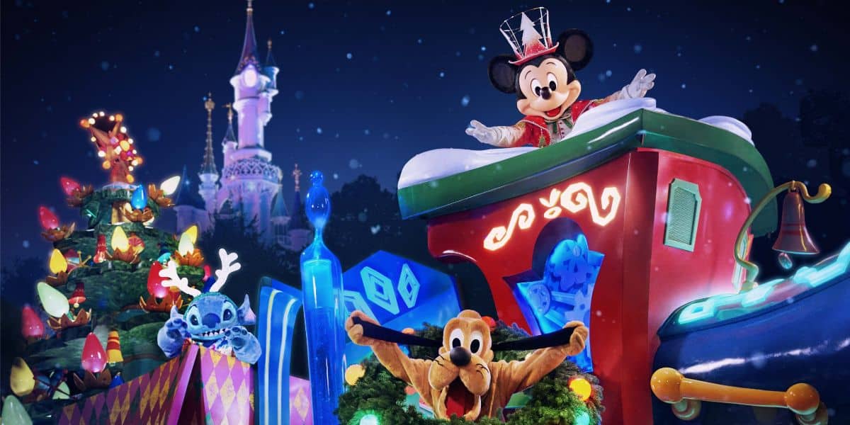 Mickey Mouse y Plutón en Disneyland París en la víspera de Navidad