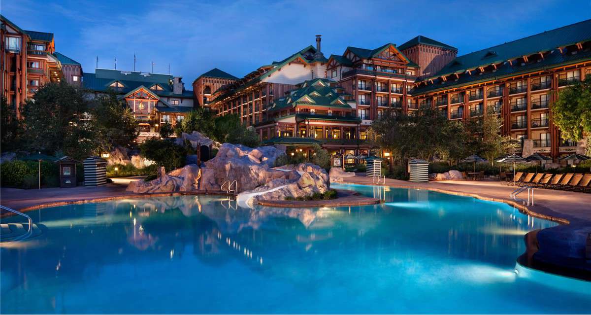 Piscina de Lodge desierta de Disney