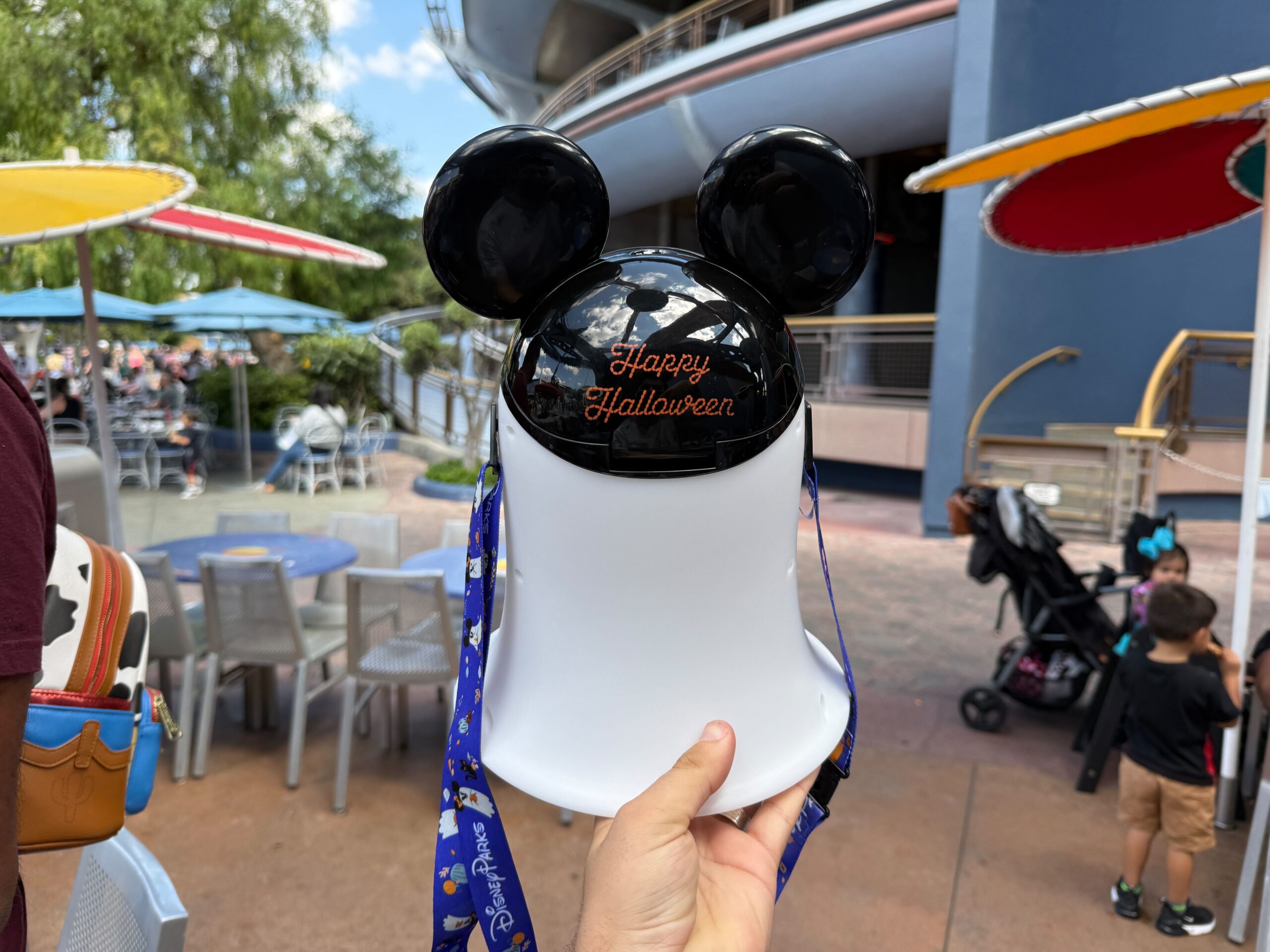 Mickey Ghost Pop Corn Bucket en una mano dice 