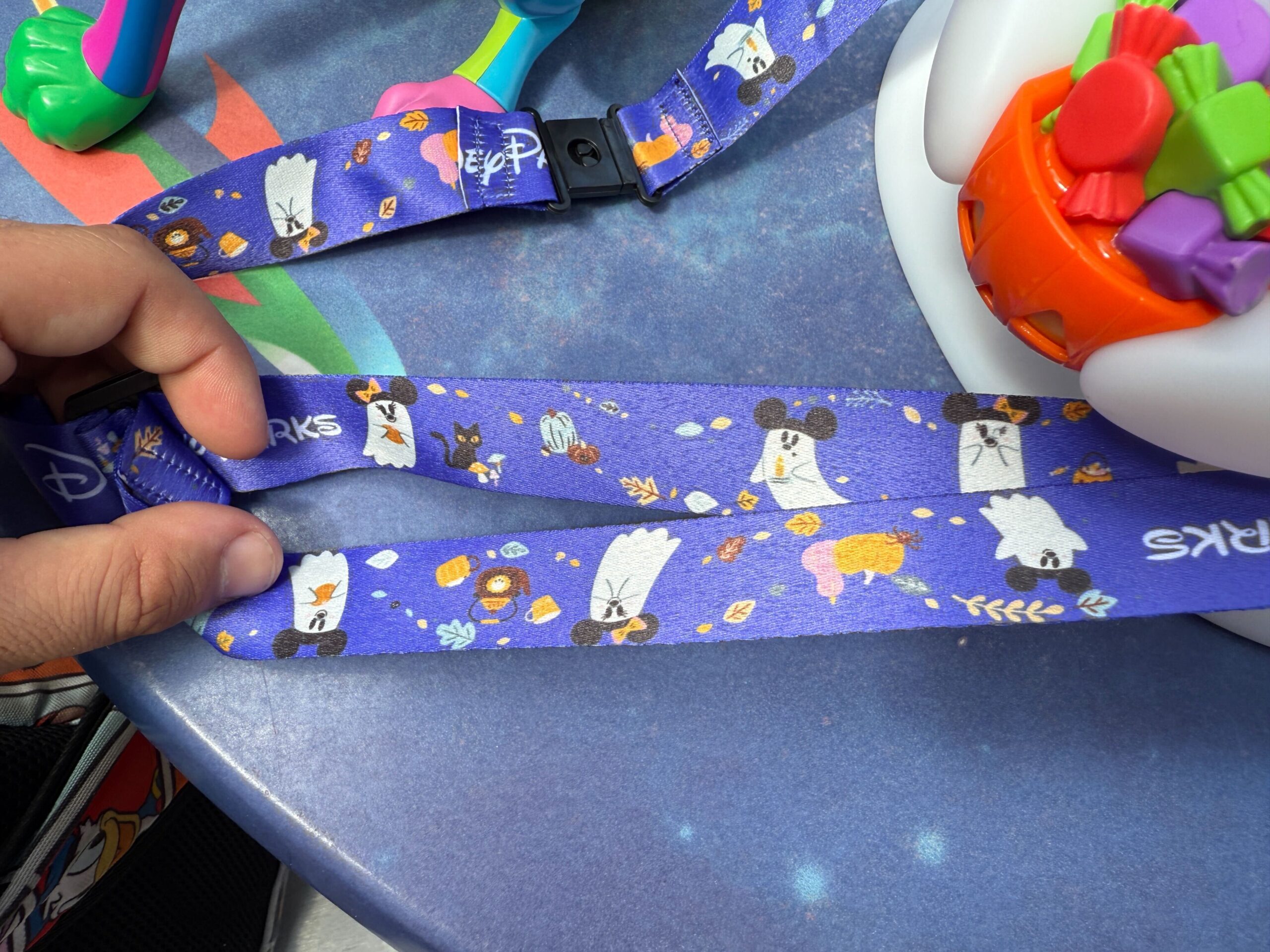 El Disneyland Resort es un cordón arrogante de Halloween en una mano con magia, con diseños de fantasmas y dulces.