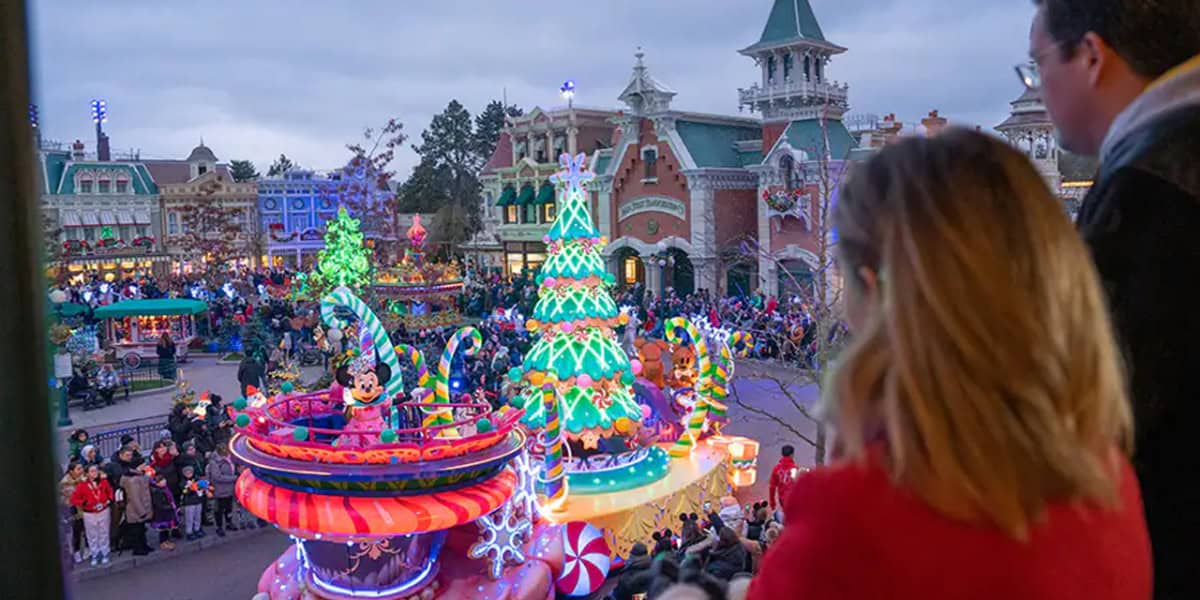 La gente ve el desfile de Navidad en Disneyland París