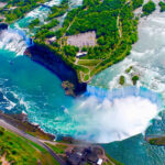 Los pasajeros que pesan Niagara Falls en la nueva superficie de Disney atractiva