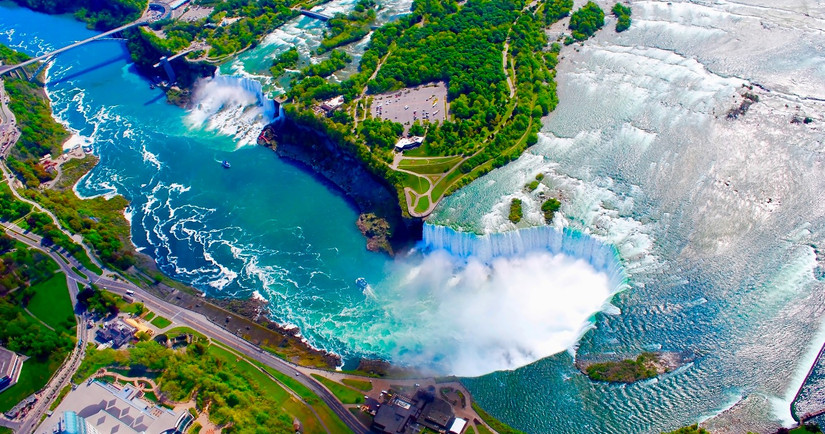 Los pasajeros que pesan Niagara Falls en la nueva superficie de Disney atractiva