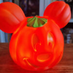 Esta decoración de Disney Halloween hace que mi escritorio sea tan acogedor, y estoy en locura