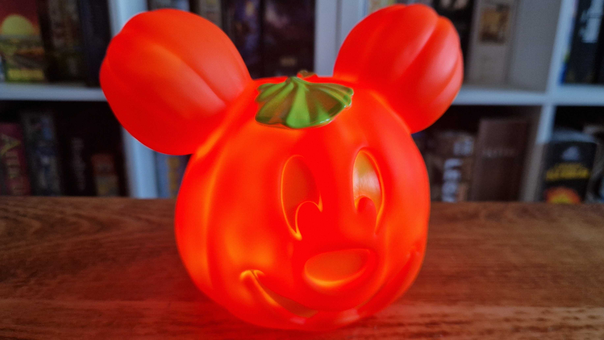 Mickey Mouse en la decoración de la mesa de madera, brillante y brillante