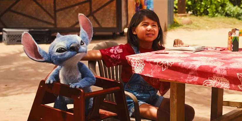 Sentado y Lilo sentado sobre una mesa en una nueva versión de Lilo y cosiendo.