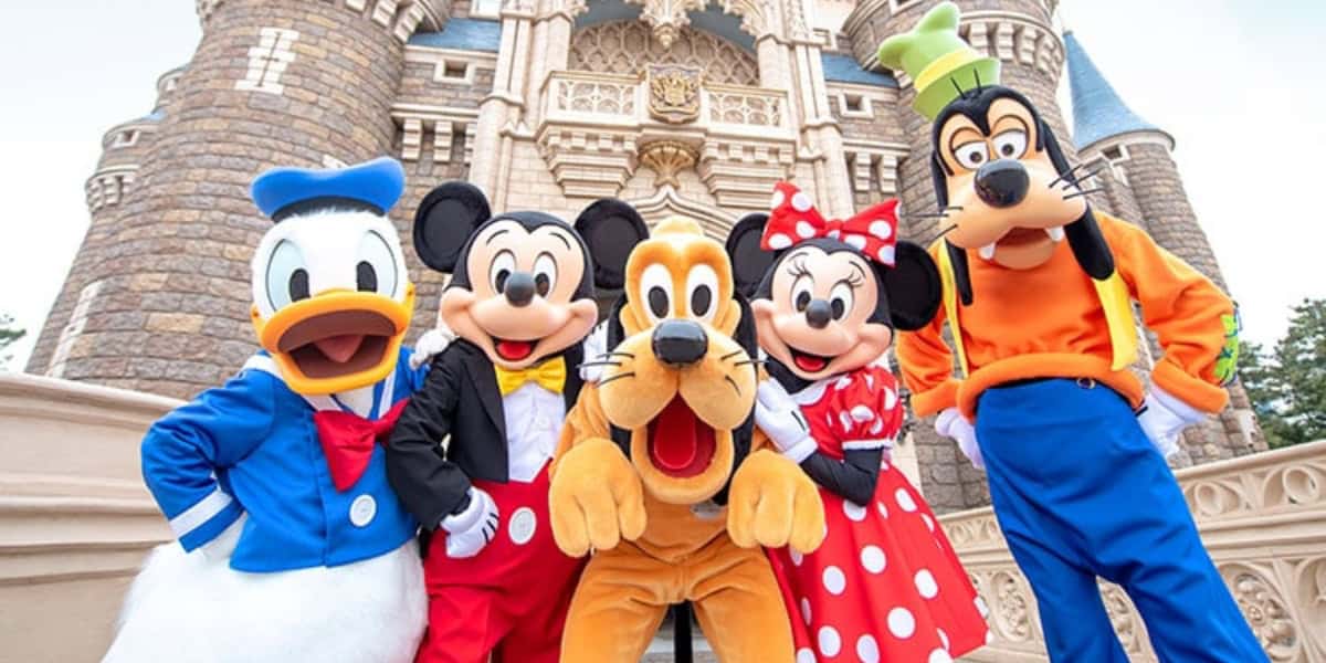 El papel de Disney se encuentra frente al Castillo de Cenicienta en Donald Idoom, Mickey Mouse, Plutón, Mini Mouse y Gofi Tokio Disneyland