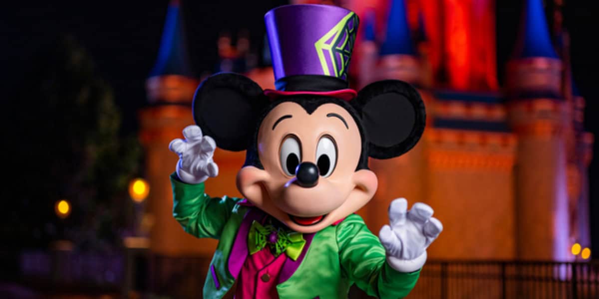 Mickey Mouse vestido con ropa de Halloween