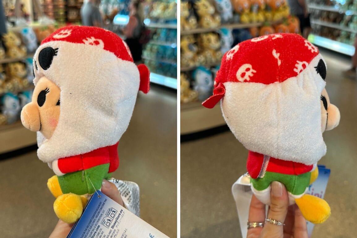 El juguete de lujoso con un cráneo rojo y una camisa verde, como la marihuana mini-mix-so, se muestra en la tienda Walt Disney World.