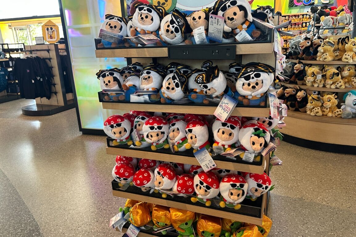 Walt Disney World Plush Toys Display, que incluye a Morha y Claribel, vestidos como piratas en el estante de madera.