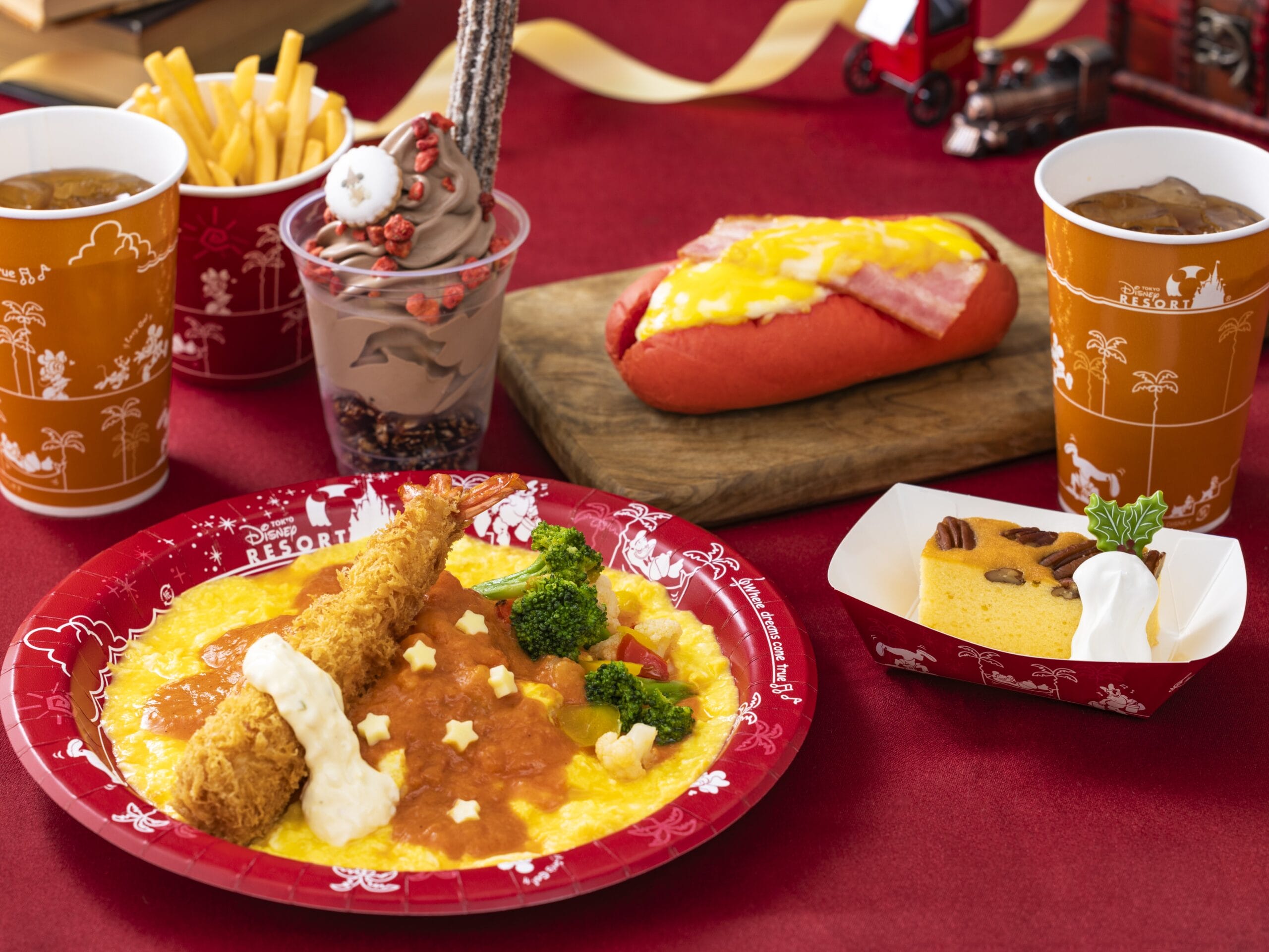 Un plato decorado con arroz de tortilla, cangrejos, papas fritas y postre en el desfile de Navidad de Tokio Disneyland.