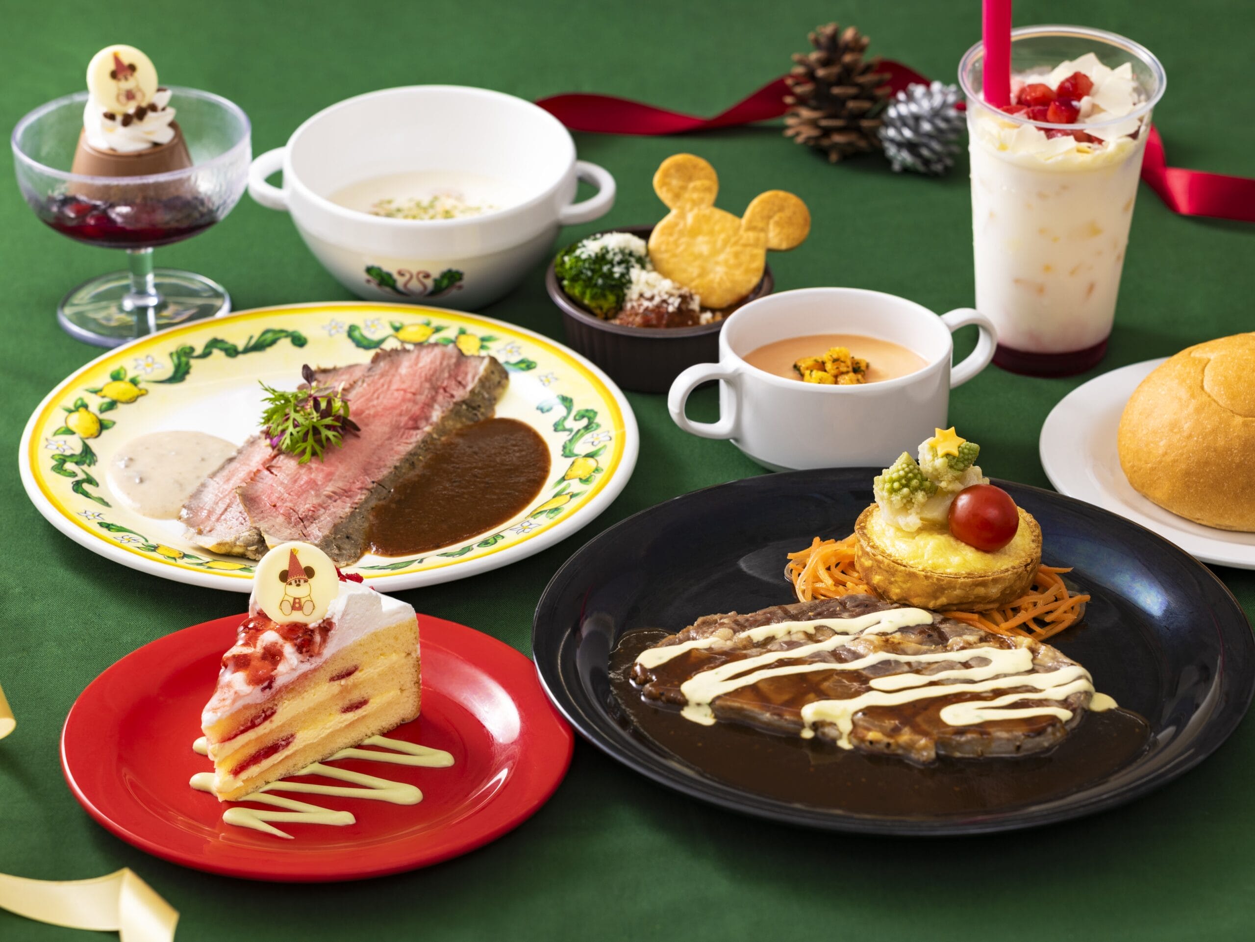 Una comida festiva en Tokio Disneyland que tiene pila, pastel y guarnición de Mickey está esperando en la mesa verde después del desfile de Navidad.