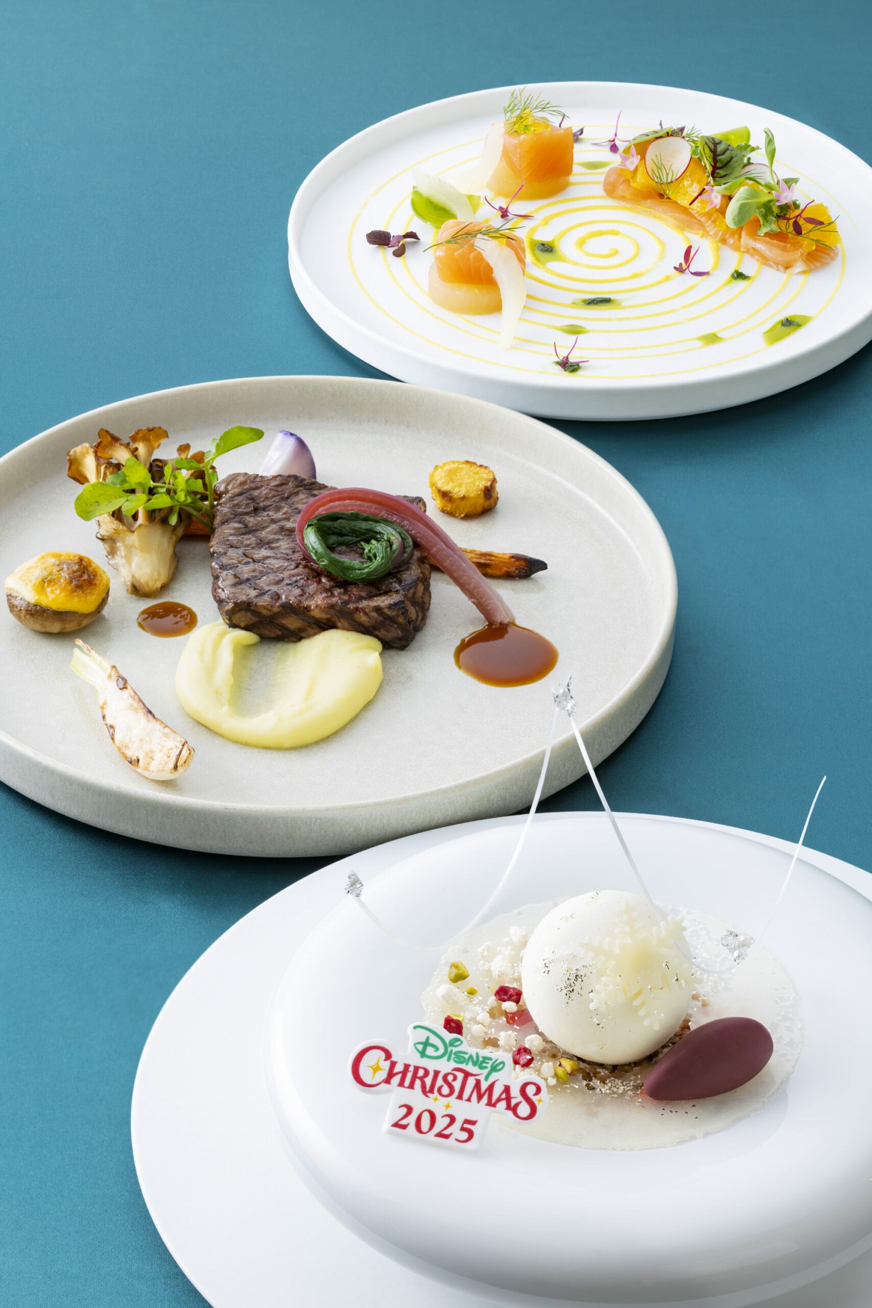 Tres hermosos platos en platos blancos celebran el espíritu de Tokio Disneyland, que presenta un festival