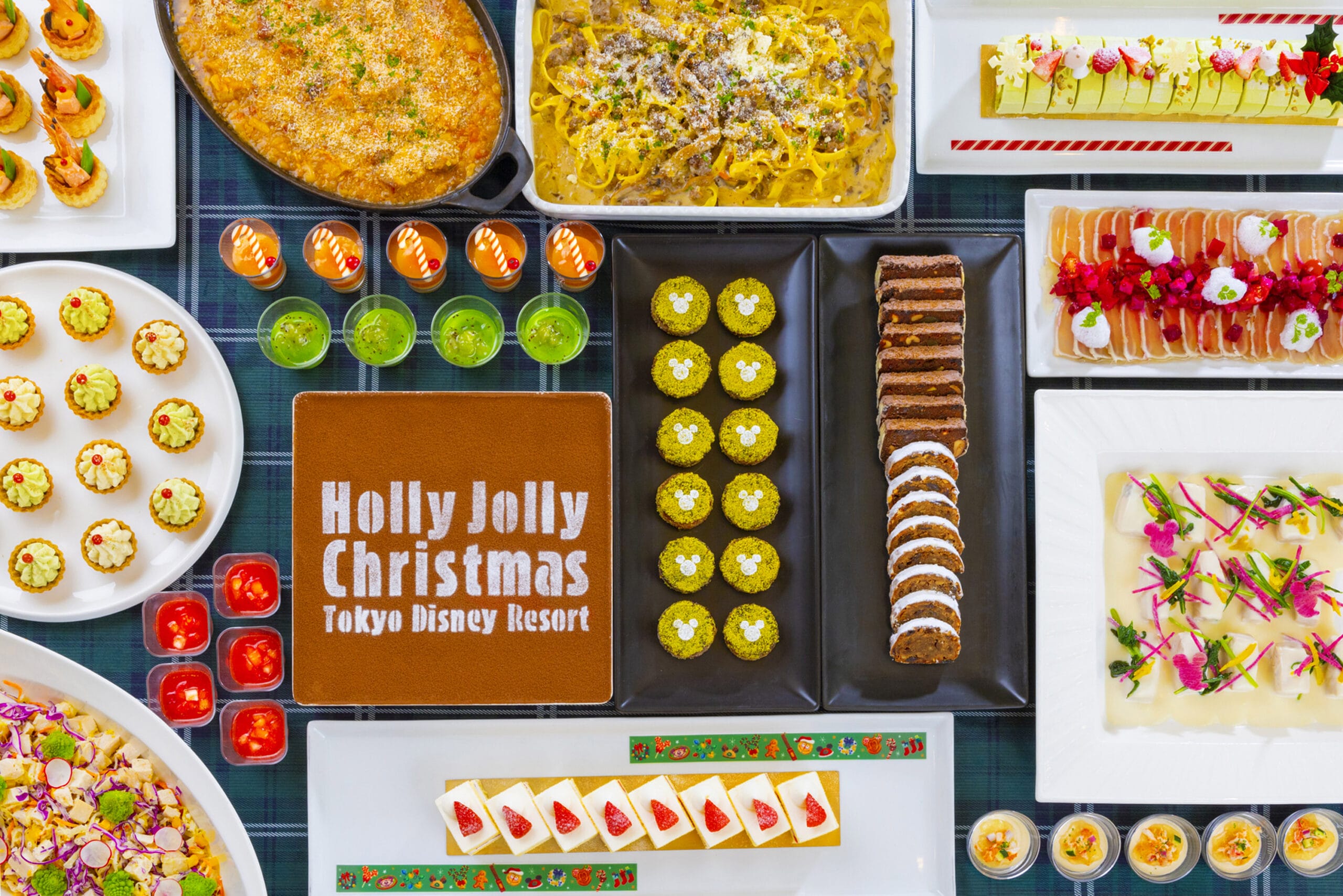 El desfile de Navidad en Tokio Disneyland está alrededor de los platos de vacaciones de color y las dulces marcas de cacao en polvo.