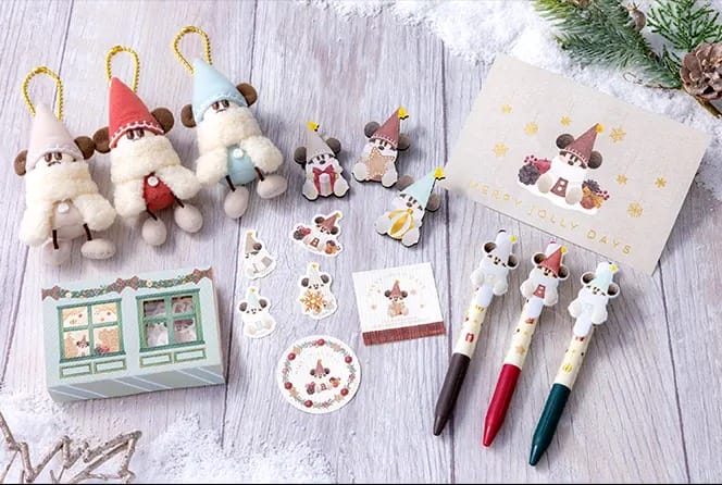 New Tokyo Disney Land Christmas Parade Statary, Pen, Jewelry y PegleS en un nivel ligero de madera.