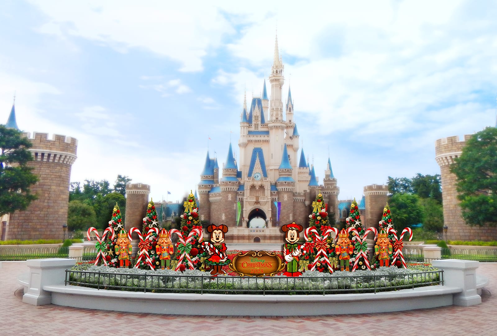 Con la decoración navideña del Castillo de Cenicienta, las estadísticas de Mickey y Money, cananos de dulces y árboles festivos en Tokio Disneyland.