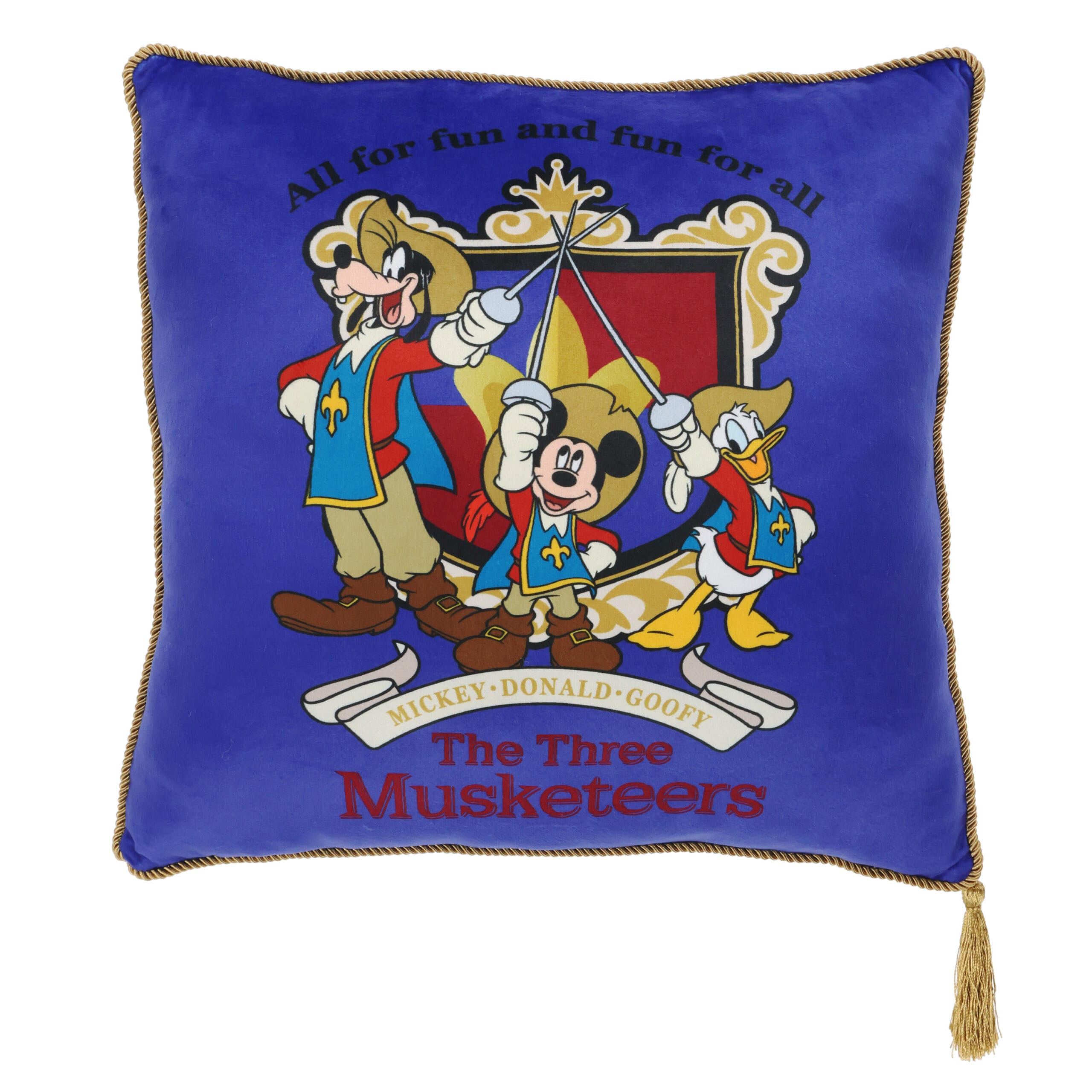 Almohada azul que presenta a Mickey, Donald y Morba con espadas y características de textores y texto 