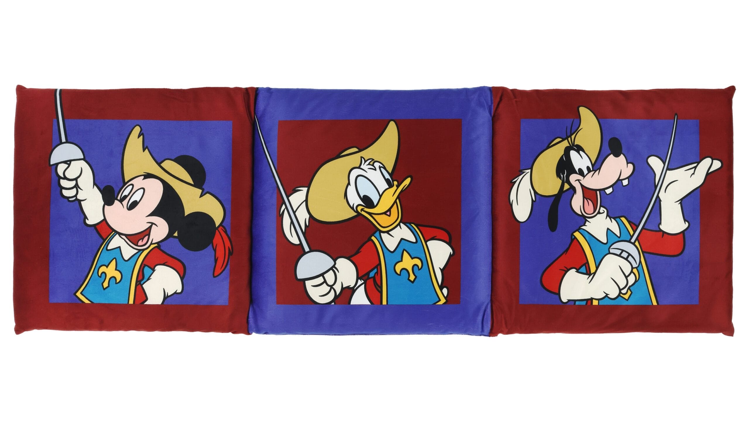 Las fotos de Mickey Mouse, Donald Duck y la caricatura de la mañana están vestidas como un musculoso con espadas.