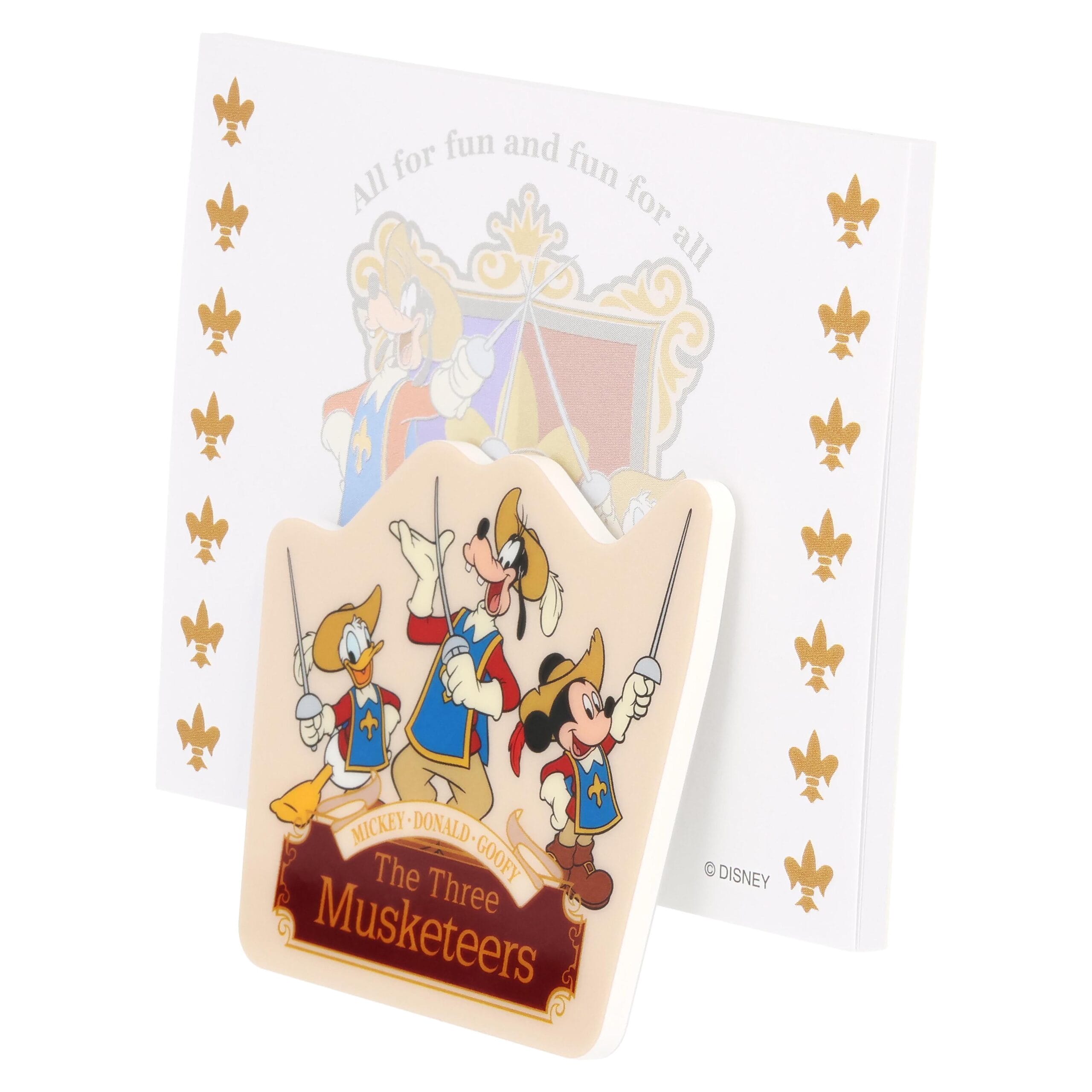 Una tarjeta decorativa que incluye a Donald, Morha y Mickey como tres músculos, con acentos de encaje del piso.