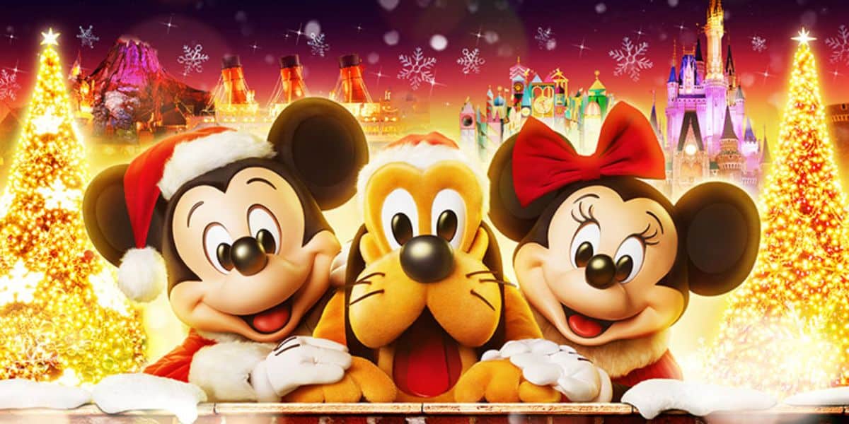 Mickey Mouse, Mini Mouse y Plutón, vestidos con un colorido y brillante fondo de Disney Park vestido con ropa festiva de Navidad, contienen letreros famosos en el Tokio Disney Resort en la temporada de verano de 2025.