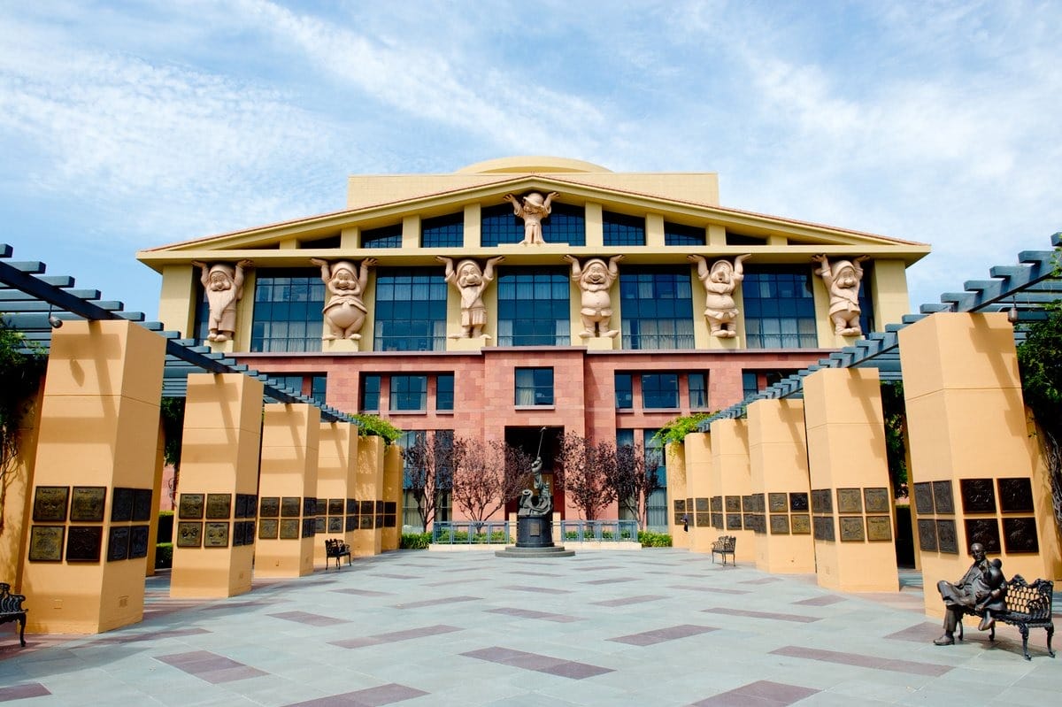 La construcción de Walt Disney Company, que tiene grandes esculturas de personajes, tenía un techo y una plaza central que se encuentra con pilares y platos.