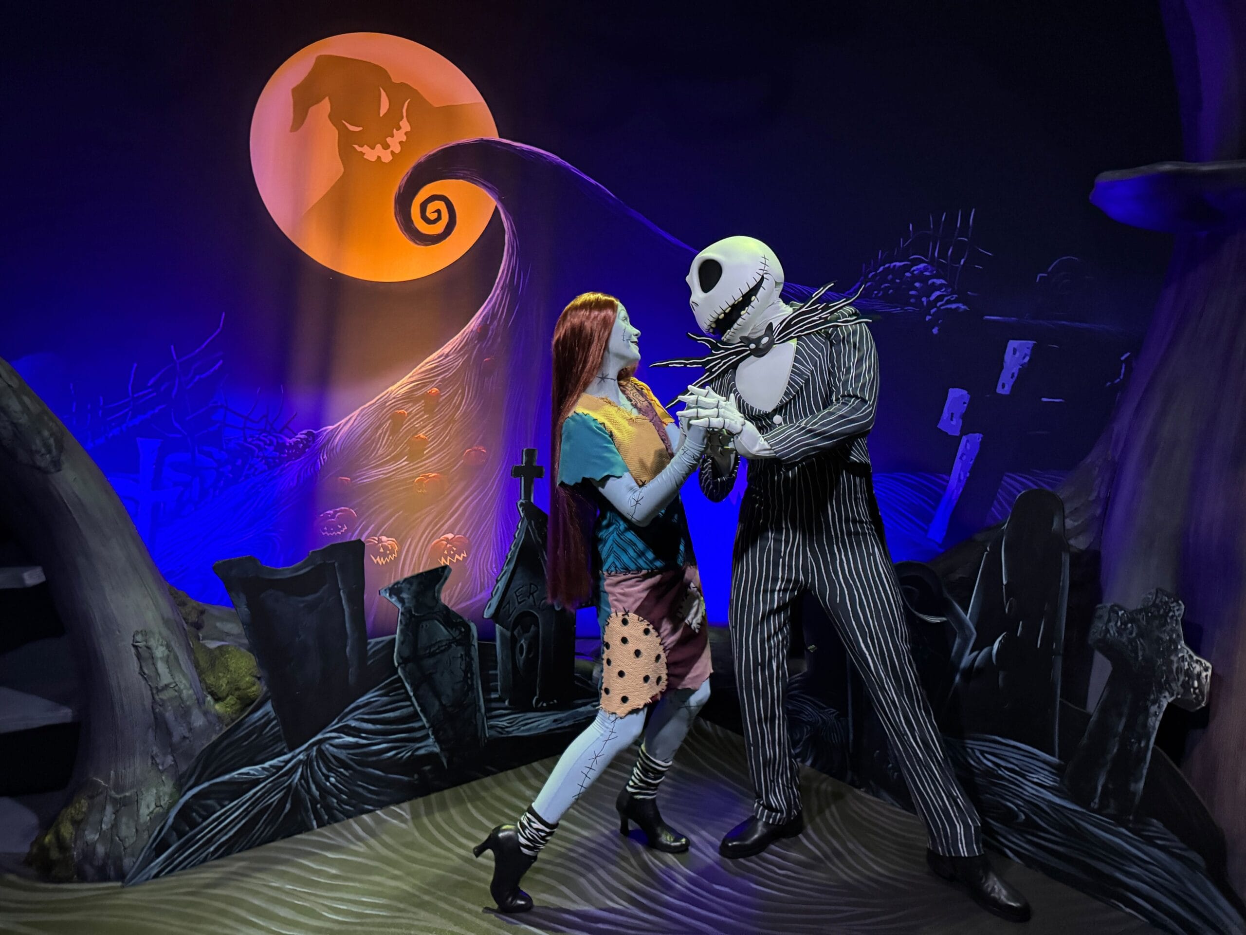 Jack Skyllington y la horrible fiesta de Halloween de Sally Mickey baila en un cementerio aterrador bajo la luna de la naranja.